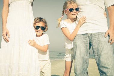 mutlu bir aile günü o zaman Sahilde yürüyüş.