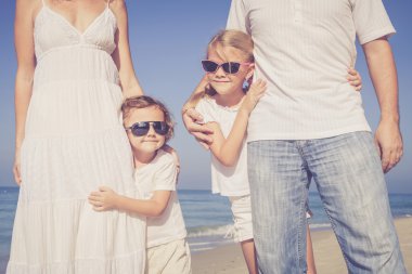 mutlu bir aile günü o zaman Sahilde yürüyüş.