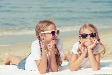 Kumsalda oynayan mutlu çocuklar