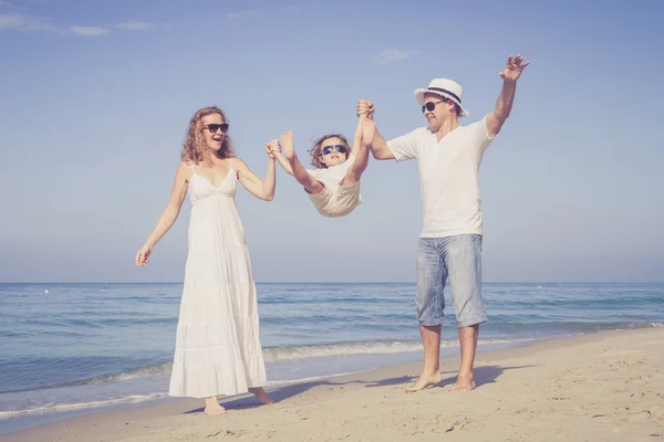 Bonne famille marchant sur la plage le jour . — Photo