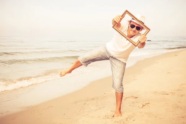 Homem feliz de pé na praia — Fotografia de Stock