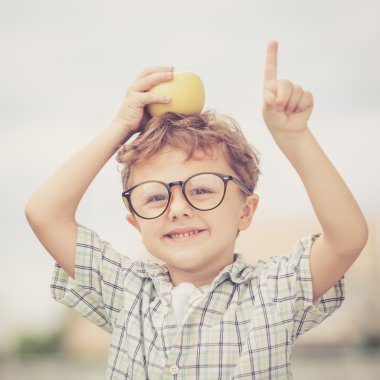 Güzel okul çocuğu, çok mutlu açık havada seyir portresi 