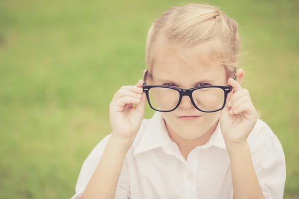 Portret piękne uczennice Szukam bardzo szczęśliwy na zewnątrz w — Zdjęcie stockowe