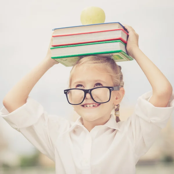 Retrato de Hermosa chica de la escuela mirando muy feliz al aire libre en — Foto de Stock