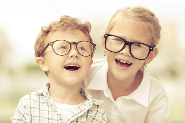 Glückliche Kinder, die tagsüber auf der Straße stehen. — Stockfoto