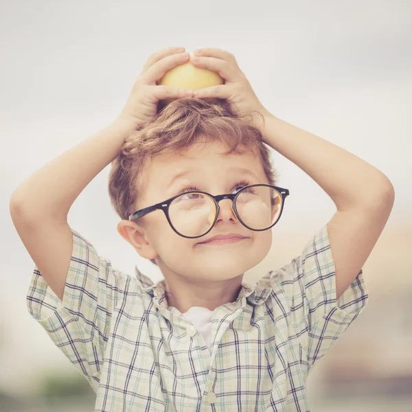 Güzel okul çocuğu, çok mutlu açık havada seyir portresi 