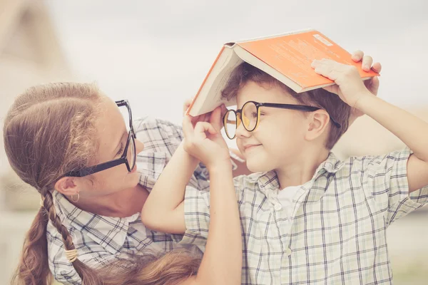 Porträt eines wunderschönen Schuljungen und -mädchens, das sehr glücklich aussieht — Stockfoto