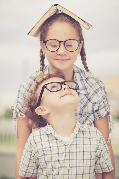 Porträt eines wunderschönen Schuljungen und -mädchens, das sehr glücklich aussieht — Stockfoto