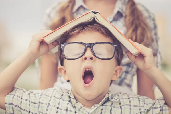 Retrato de niño hermoso de la escuela que mira muy feliz al aire libre en —  Fotos de Stock