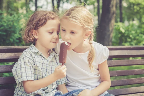 Deux enfants heureux jouant dans le parc le jour . — Photo