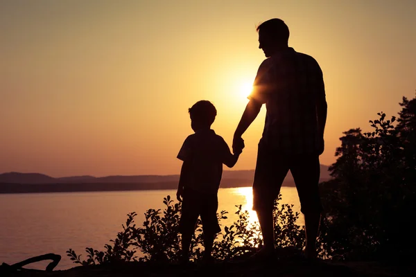 Ojciec i syn gra na wybrzeżu jeziora — Zdjęcie stockowe