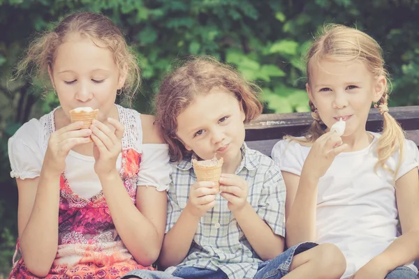 Tre bambini felici che giocano nel parco durante il giorno . — Foto Stock