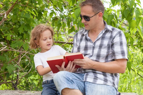 Far och son började spela på park med dagen. — Stockfoto