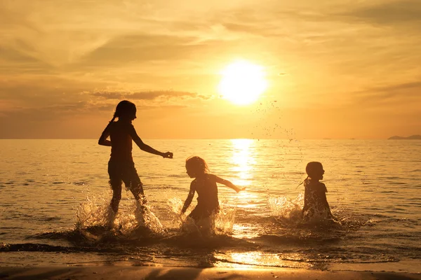 Szczęśliwe dzieci bawiące się na plaży — Zdjęcie stockowe