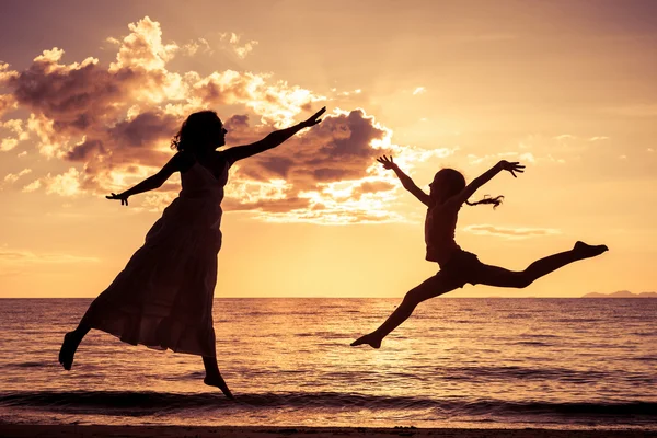 Mor och dotter leker på stranden — Stockfoto