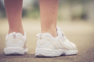 Gençlik spor ayakkabı kız bacaklar yolda