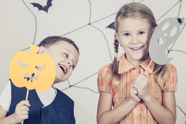 Niños felices en la fiesta de Halloween —  Fotos de Stock