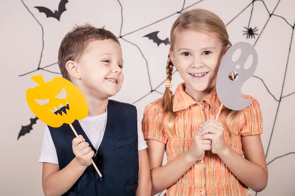 Glada barn på Halloween-fest — Stockfoto