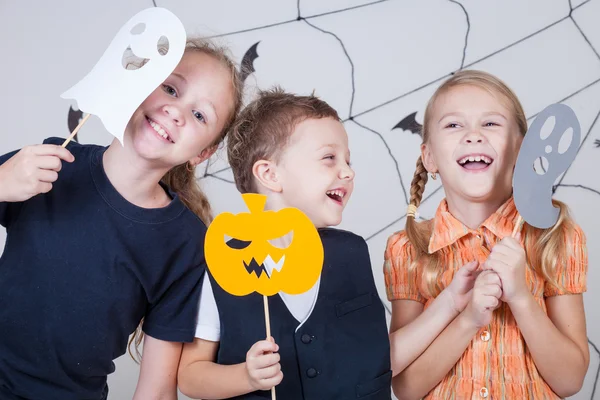 Crianças felizes na festa de Halloween — Fotografia de Stock