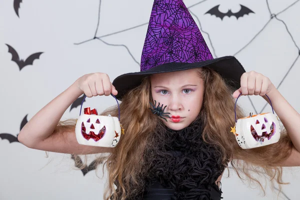 Menina feliz na festa de Halloween — Fotografia de Stock