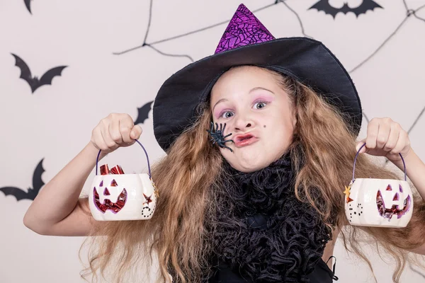 Menina feliz na festa de Halloween — Fotografia de Stock