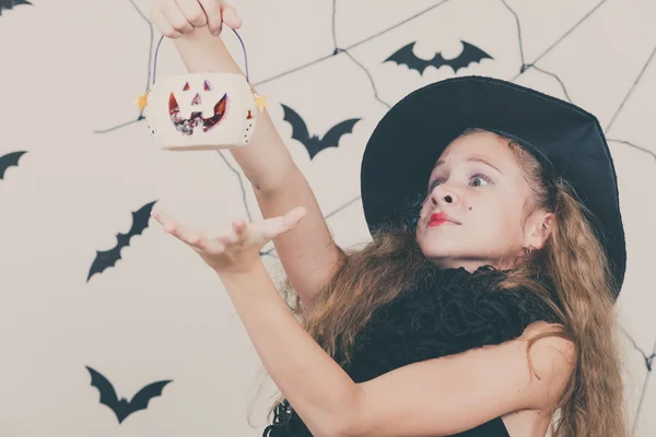 Menina feliz na festa de Halloween — Fotografia de Stock