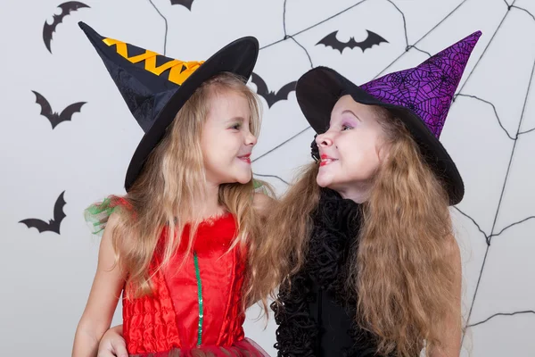Crianças felizes na festa de Halloween — Fotografia de Stock