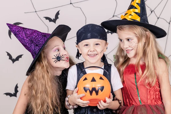 Crianças felizes na festa de Halloween — Fotografia de Stock