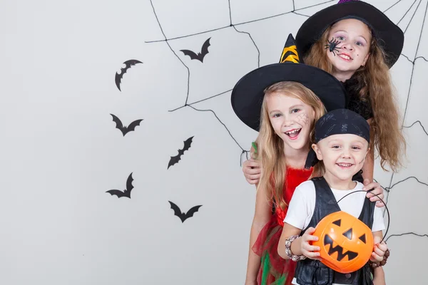 Glückliche Kinder auf der Halloween-Party — Stockfoto