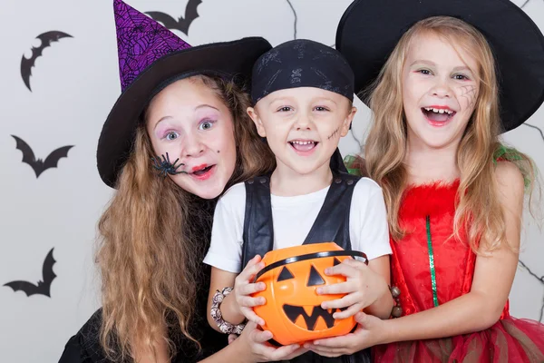 Crianças felizes na festa de Halloween — Fotografia de Stock