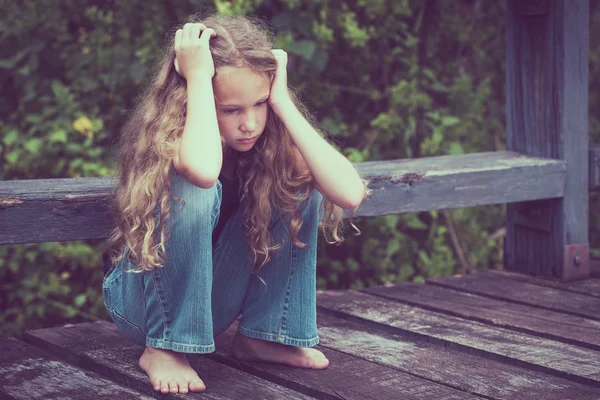 Porträtt av sorgliga blond tonåring tjej — Stockfoto