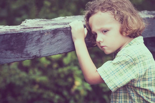 Üzgün küçük çocuk portresi — Stok fotoğraf