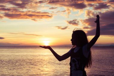 mutlu kız sahilde duran