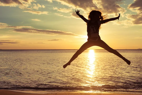 Szczęśliwa dziewczyna skacze na plaży — Zdjęcie stockowe