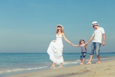 mutlu bir aile günü o zaman Sahilde yürüyüş. 