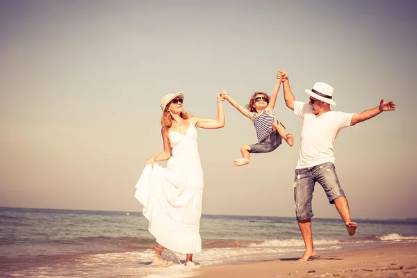 Šťastná rodina procházky na pláži v denní době. — Stock fotografie