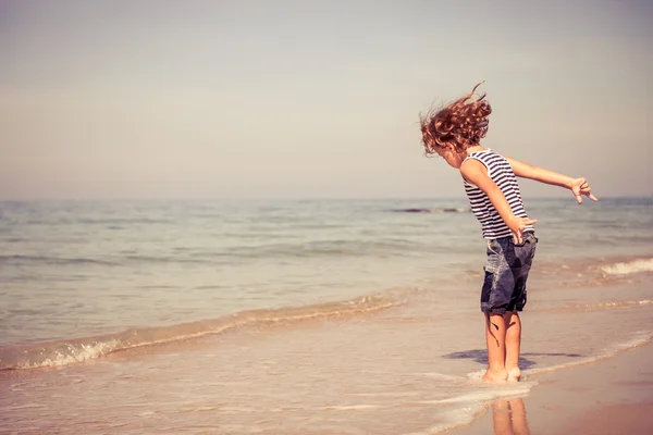 Retrato de menino de pé na praia — Fotografia de Stock