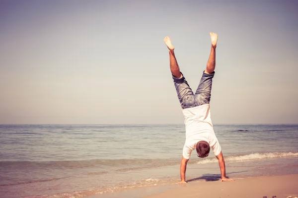 Homme heureux sautant sur la plage — Photo
