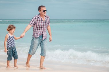 Baba ve oğul plaj gün anda oynamak.