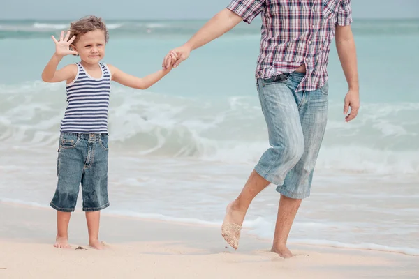 Vater und Sohn spielen tagsüber am Strand. — Stockfoto