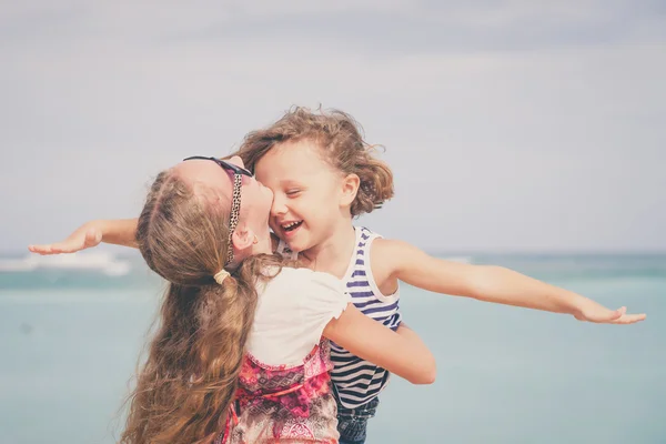 Sorella e fratello che giocano sulla spiaggia durante il giorno . — Foto Stock