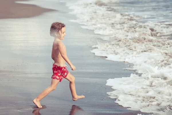 Portret chłopca stojącego na plaży — Zdjęcie stockowe