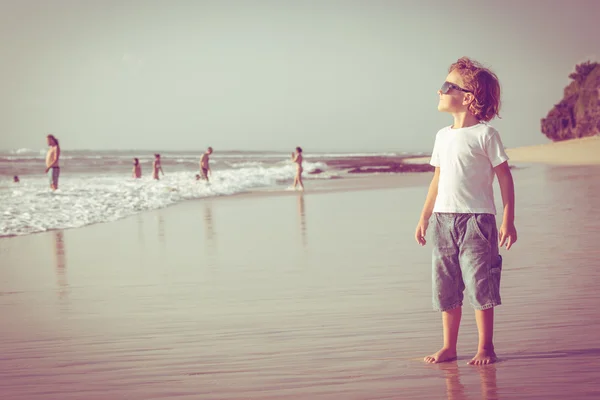 Szczęśliwy mały chłopiec bawiący się na plaży — Zdjęcie stockowe