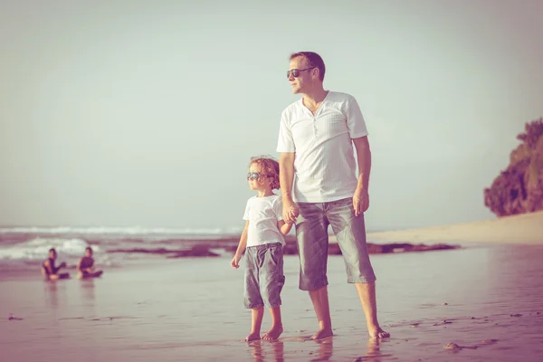 Отец и сын играют на пляже в дневное время . — стоковое фото