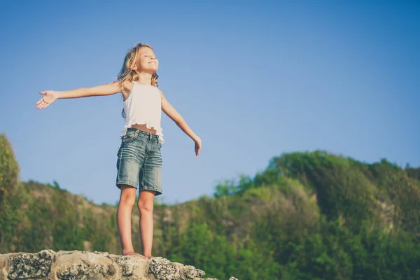 Happy little girl  standing on the beach — Stock Photo, Image