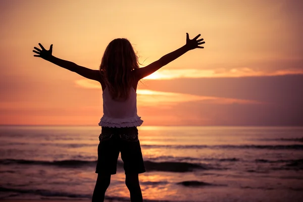 Menina feliz em pé na praia — Fotografia de Stock