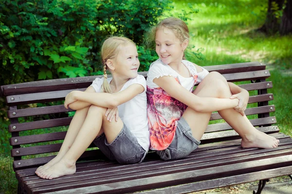 Duas crianças felizes brincando no parque no dia . — Fotografia de Stock