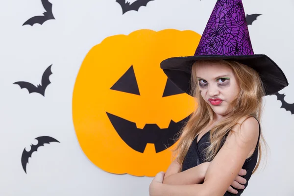 Szczęśliwa dziewczyna na imprezie z okazji Halloween — Zdjęcie stockowe