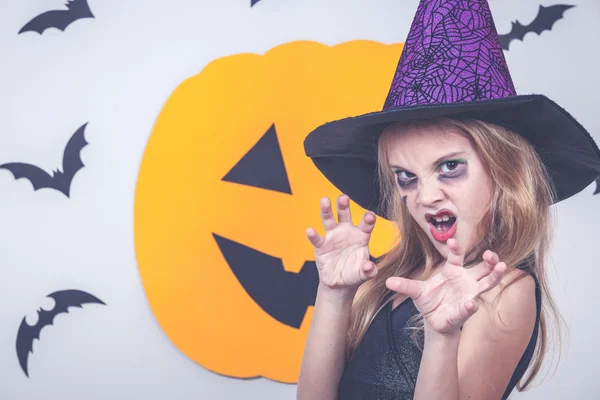 Ragazza felice sulla festa di Halloween — Foto Stock