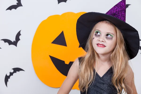 Menina feliz na festa de Halloween — Fotografia de Stock